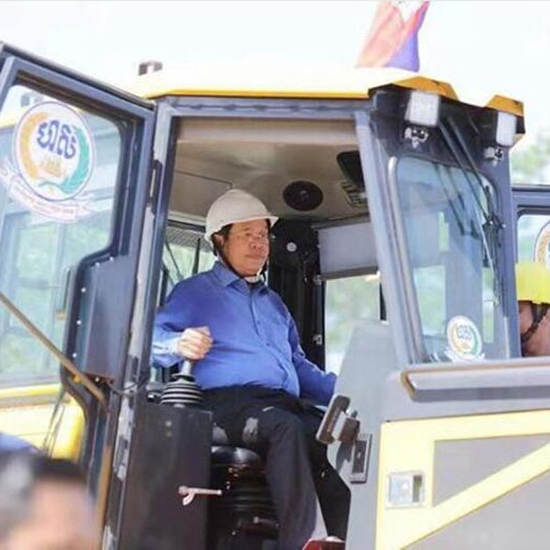 Le Premier ministre cambodgien Hun Sen teste le bulldozer Shantui